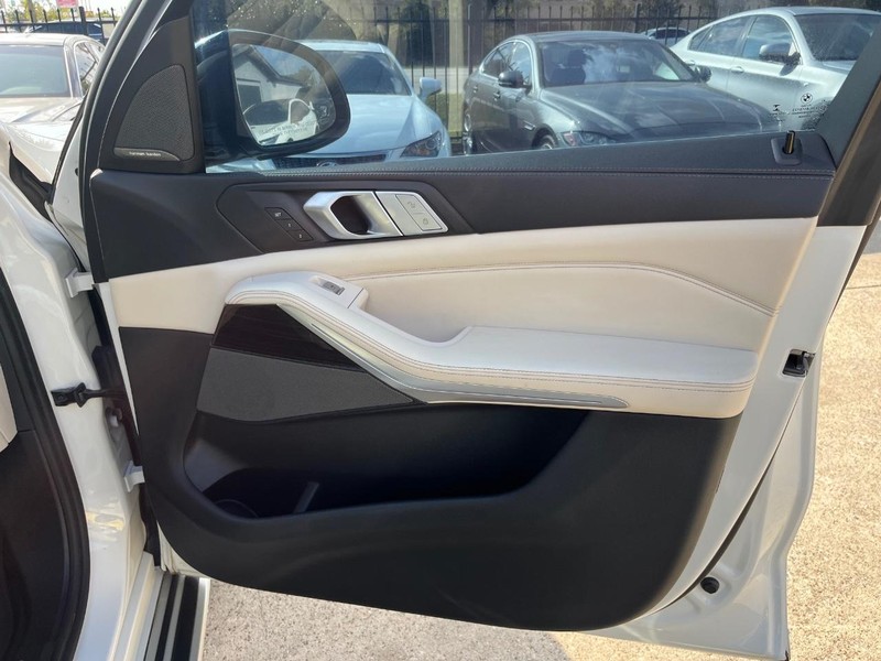 BMW X7 Vehicle Full-screen Gallery Image 15