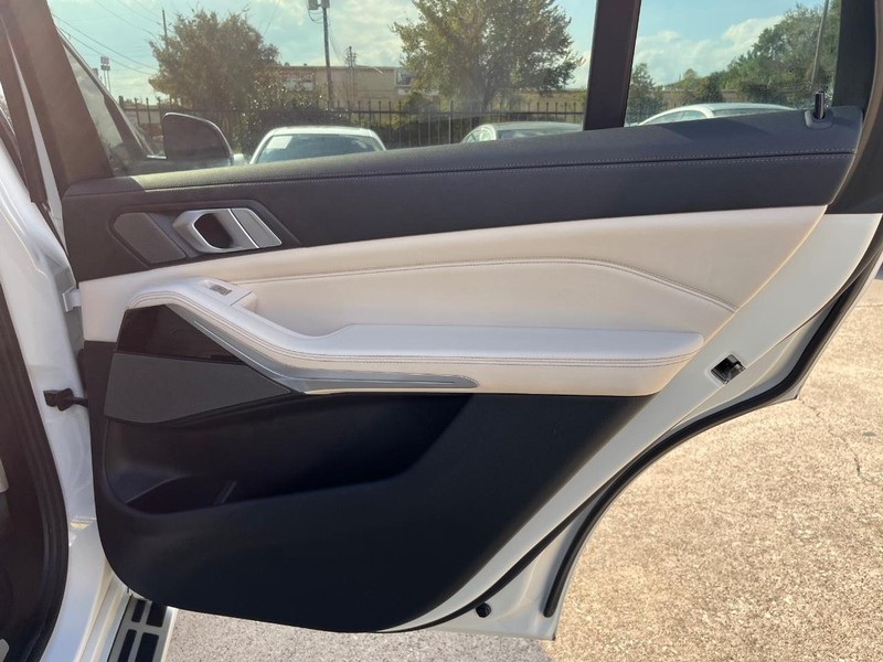 BMW X7 Vehicle Full-screen Gallery Image 17