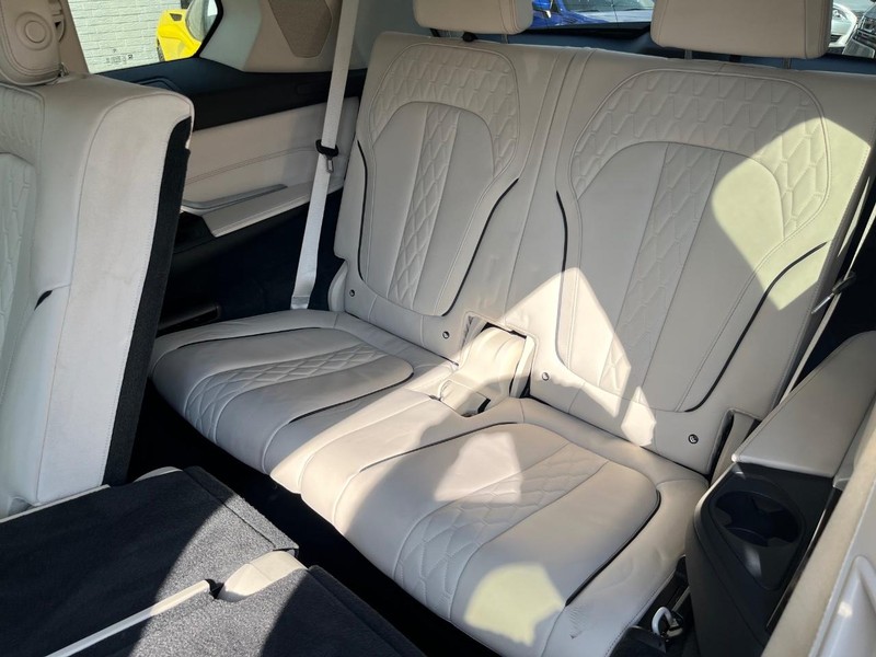 BMW X7 Vehicle Full-screen Gallery Image 20