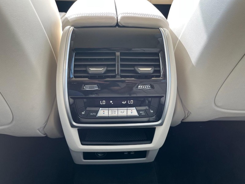 BMW X7 Vehicle Full-screen Gallery Image 26