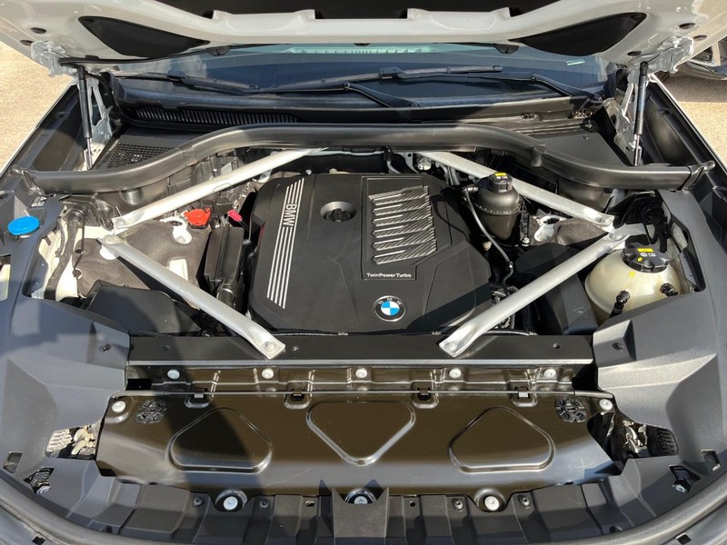 BMW X7 Vehicle Full-screen Gallery Image 30