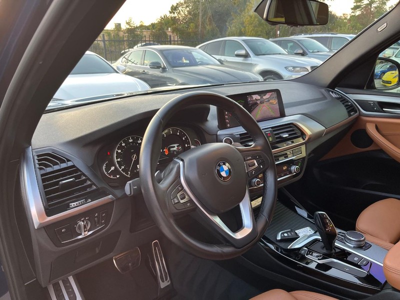 BMW X3 Vehicle Full-screen Gallery Image 10