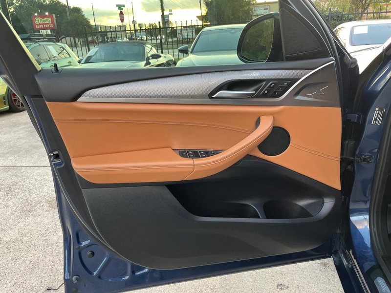 BMW X3 Vehicle Full-screen Gallery Image 12