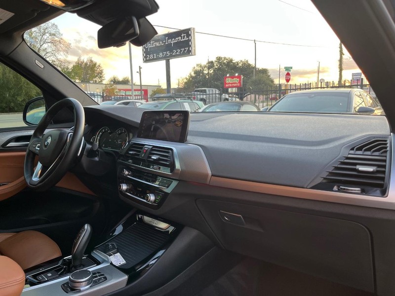 BMW X3 Vehicle Full-screen Gallery Image 13