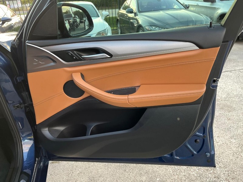 BMW X3 Vehicle Full-screen Gallery Image 15