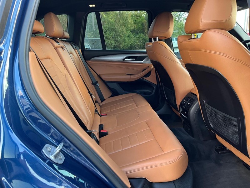 BMW X3 Vehicle Full-screen Gallery Image 16