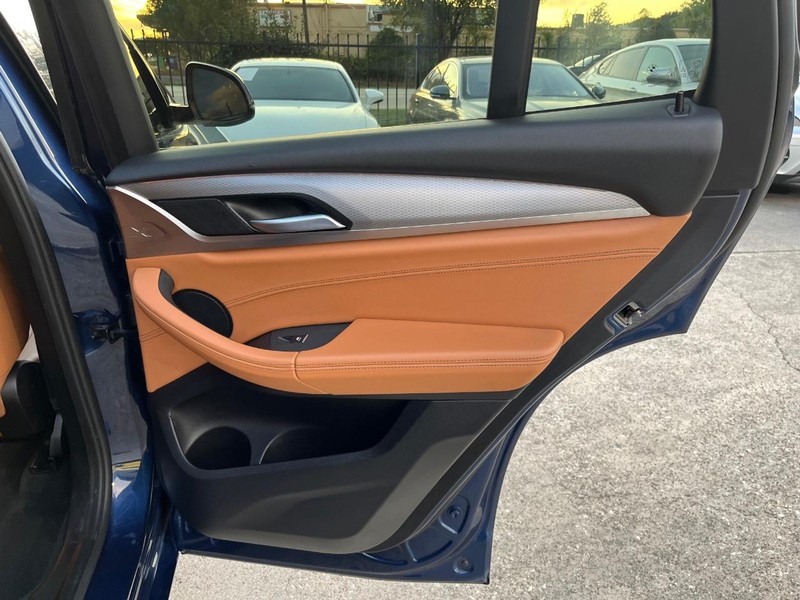 BMW X3 Vehicle Full-screen Gallery Image 17