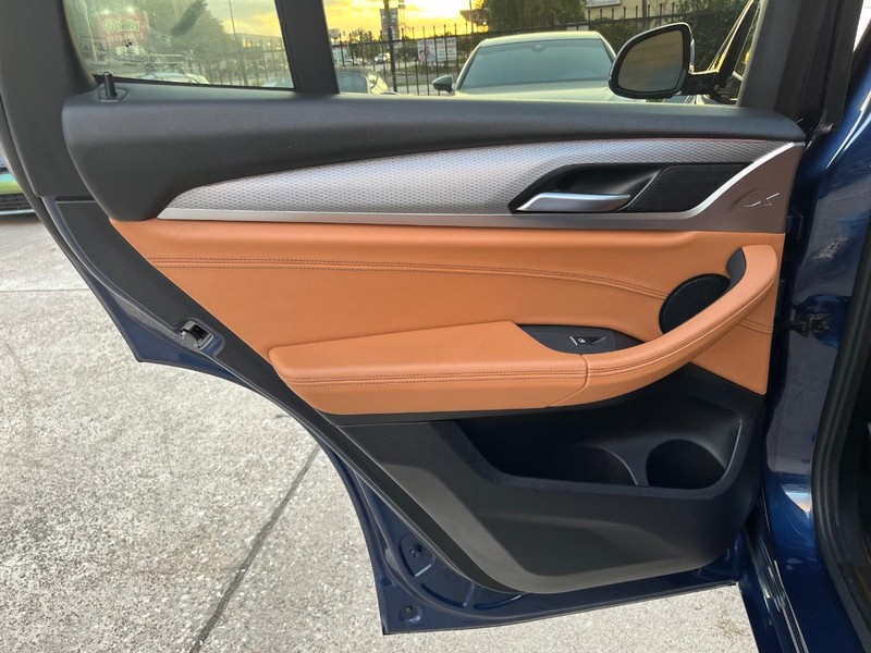 BMW X3 Vehicle Full-screen Gallery Image 19