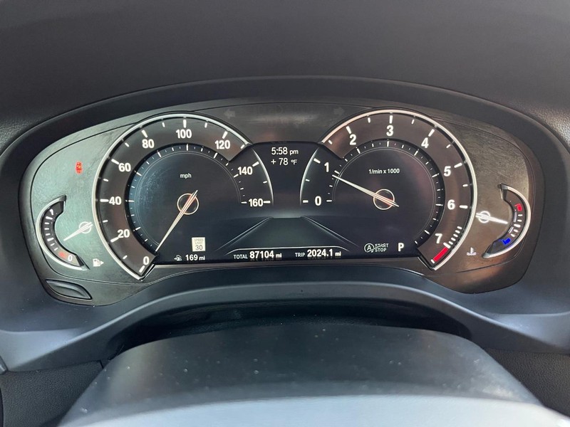 BMW X3 Vehicle Full-screen Gallery Image 21