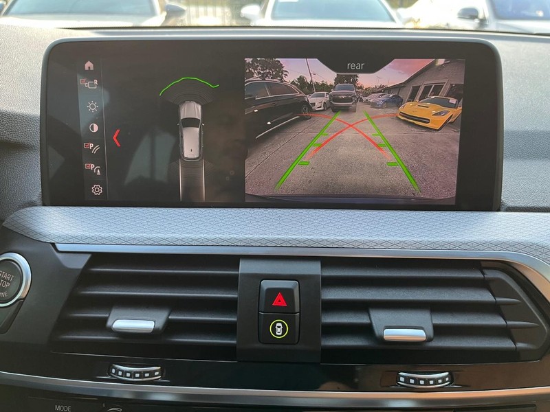 BMW X3 Vehicle Full-screen Gallery Image 23