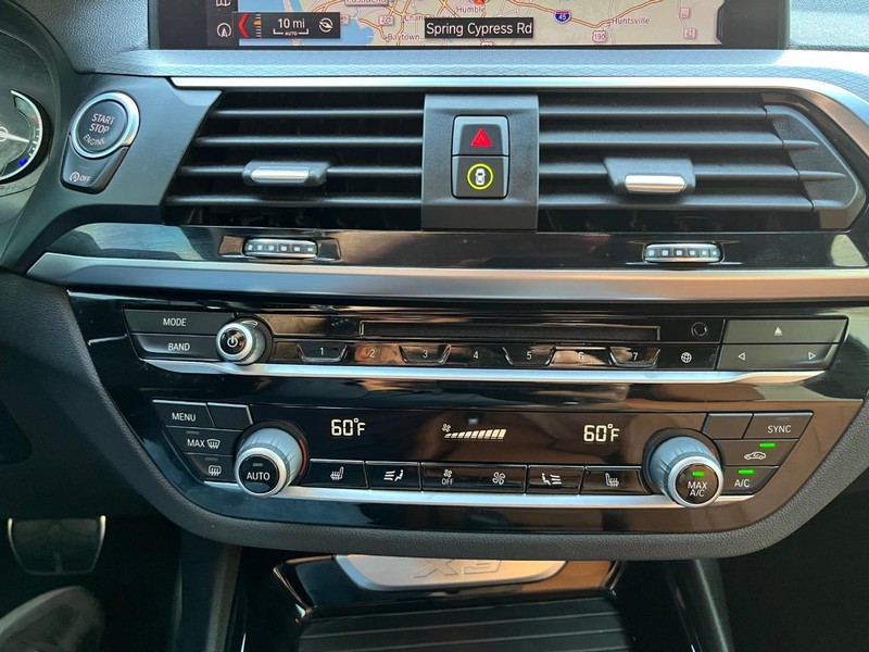 BMW X3 Vehicle Full-screen Gallery Image 24