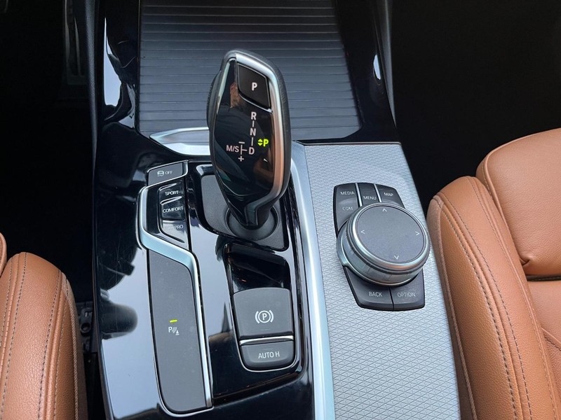 BMW X3 Vehicle Full-screen Gallery Image 25