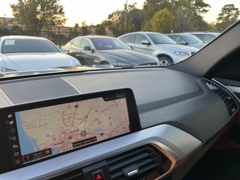 BMW X3 Vehicle Full-screen Gallery Image 26