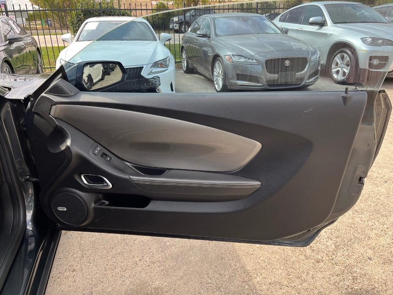 Chevrolet Camaro Vehicle Full-screen Gallery Image 15