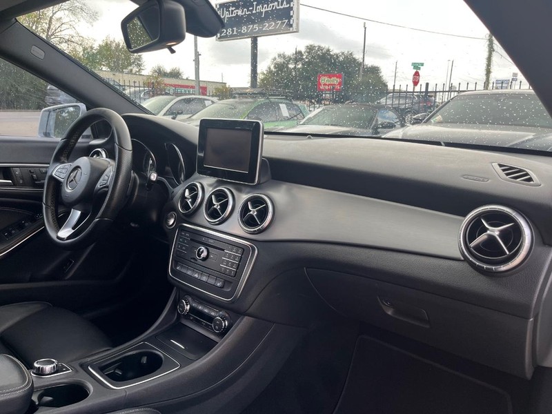 Mercedes-Benz CLA 250 Vehicle Full-screen Gallery Image 13