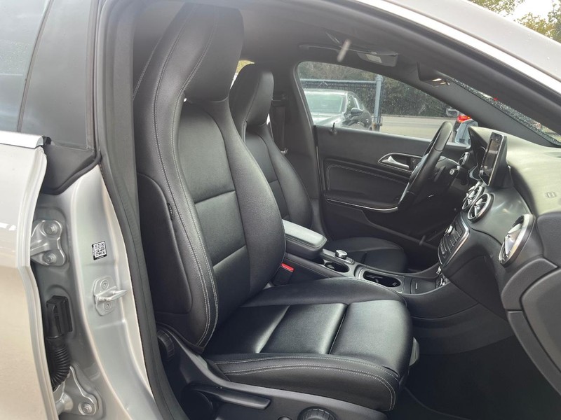 Mercedes-Benz CLA 250 Vehicle Full-screen Gallery Image 14