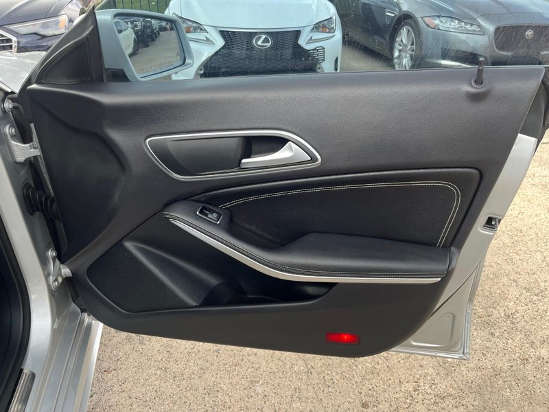 Mercedes-Benz CLA 250 Vehicle Full-screen Gallery Image 15