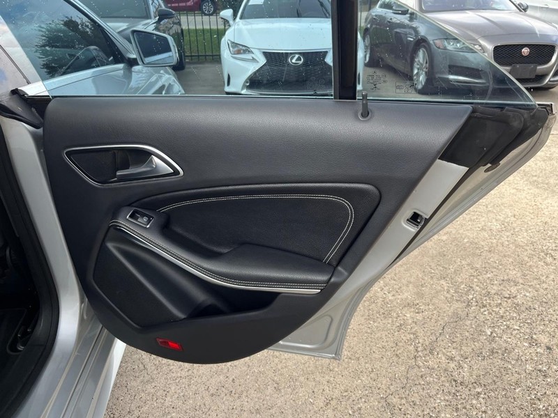 Mercedes-Benz CLA 250 Vehicle Full-screen Gallery Image 17