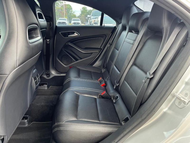 Mercedes-Benz CLA 250 Vehicle Full-screen Gallery Image 18
