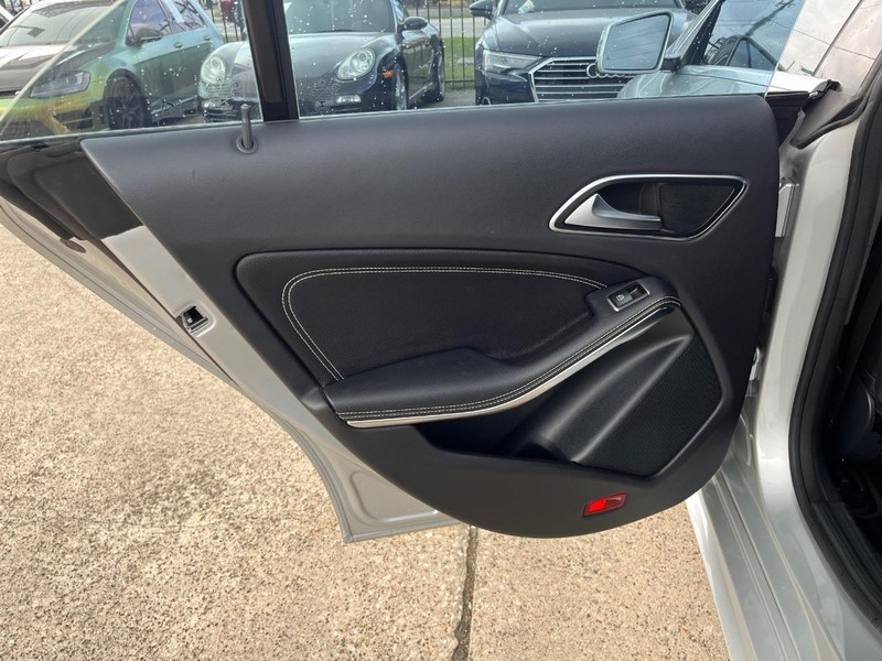 Mercedes-Benz CLA 250 Vehicle Full-screen Gallery Image 19