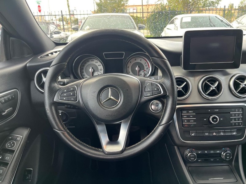 Mercedes-Benz CLA 250 Vehicle Full-screen Gallery Image 20