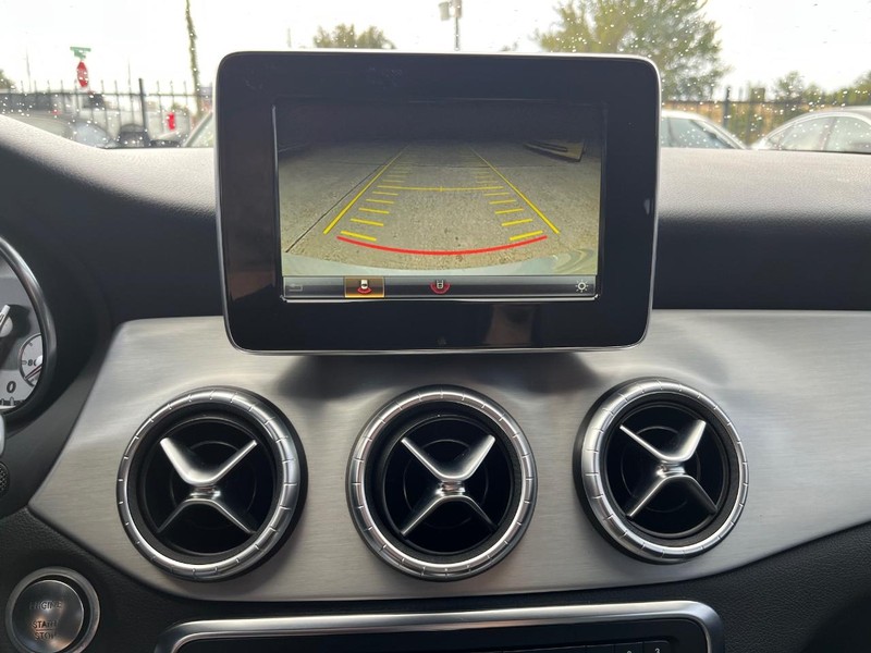 Mercedes-Benz CLA 250 Vehicle Full-screen Gallery Image 22