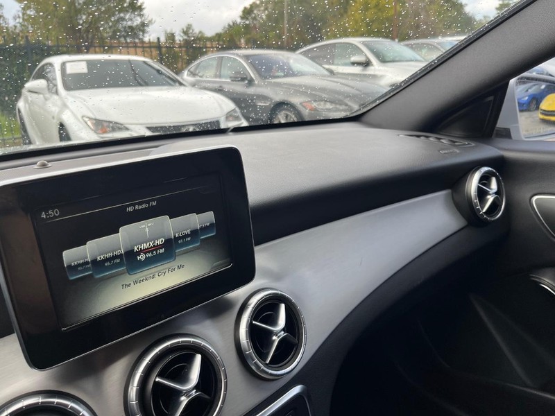 Mercedes-Benz CLA 250 Vehicle Full-screen Gallery Image 25