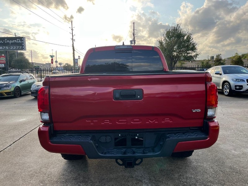 Toyota Tacoma Vehicle Full-screen Gallery Image 07