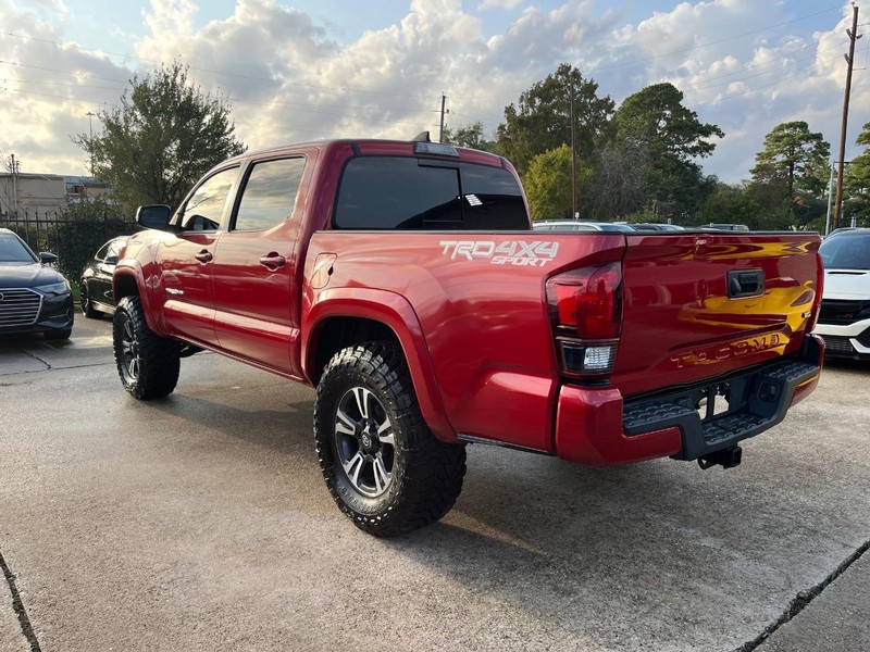 Toyota Tacoma Vehicle Full-screen Gallery Image 08