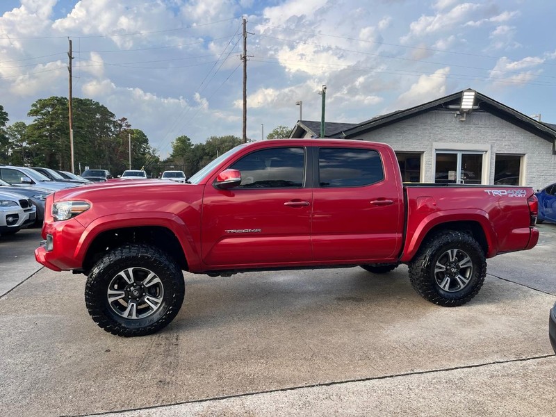 Toyota Tacoma Vehicle Full-screen Gallery Image 09