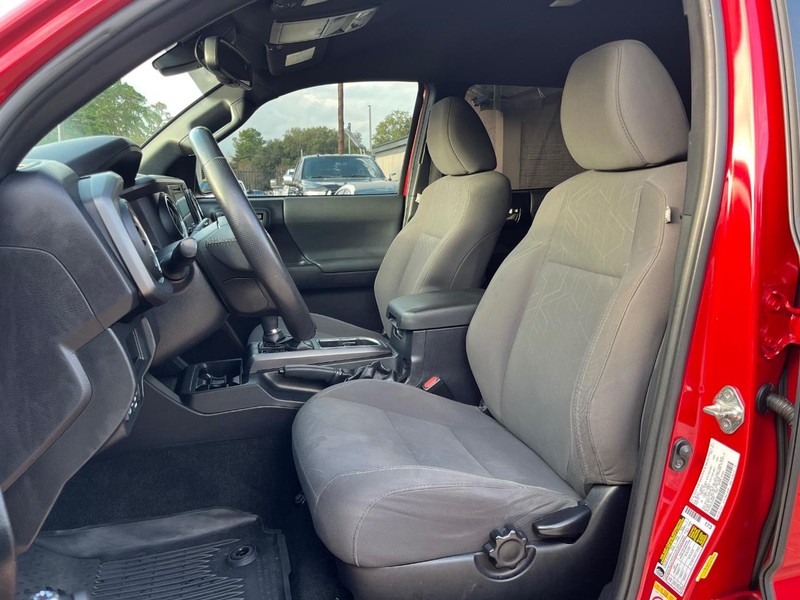 Toyota Tacoma Vehicle Full-screen Gallery Image 11