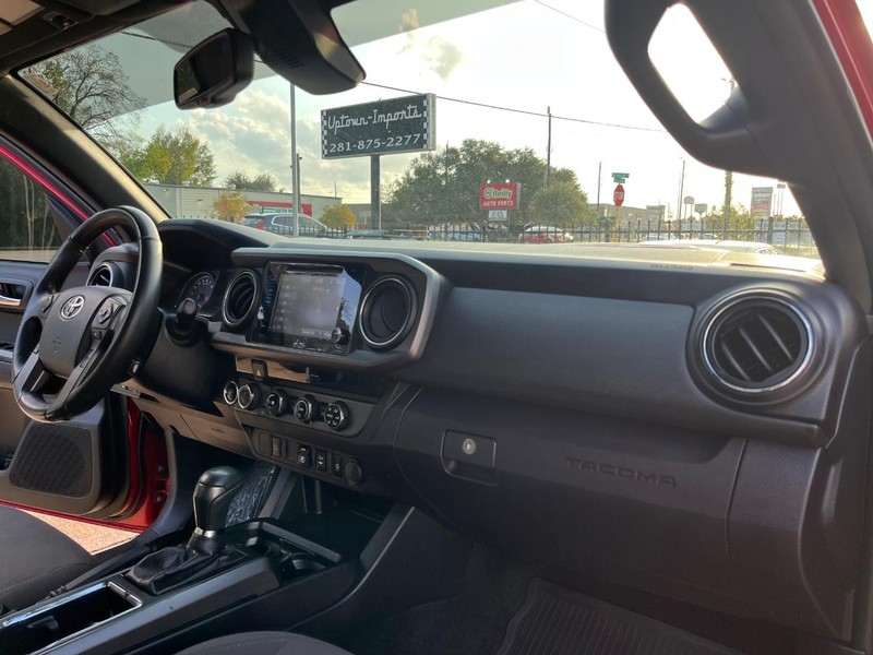 Toyota Tacoma Vehicle Full-screen Gallery Image 13