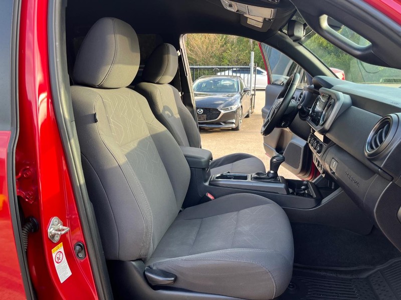 Toyota Tacoma Vehicle Full-screen Gallery Image 14