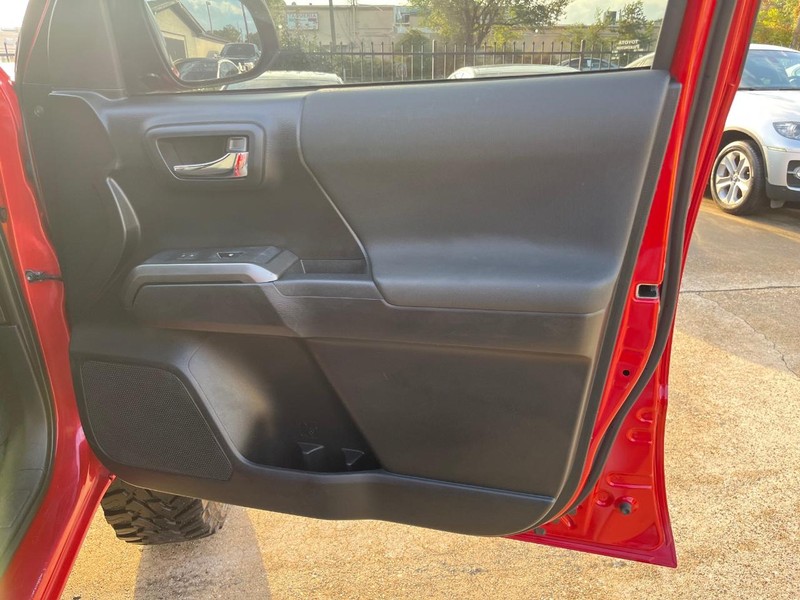 Toyota Tacoma Vehicle Full-screen Gallery Image 15