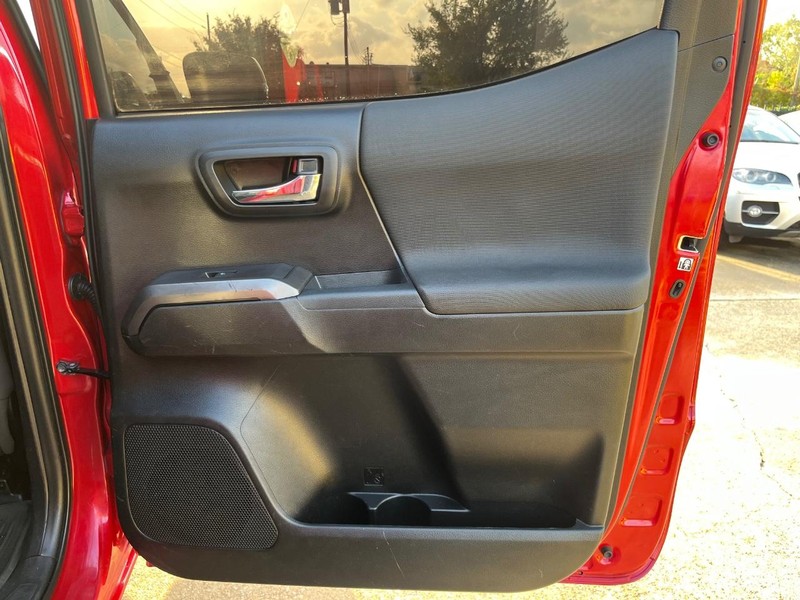 Toyota Tacoma Vehicle Full-screen Gallery Image 17