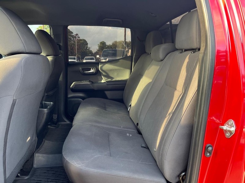 Toyota Tacoma Vehicle Full-screen Gallery Image 18