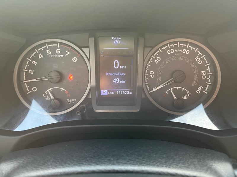 Toyota Tacoma Vehicle Full-screen Gallery Image 21