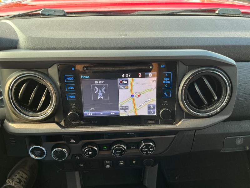 Toyota Tacoma Vehicle Full-screen Gallery Image 22