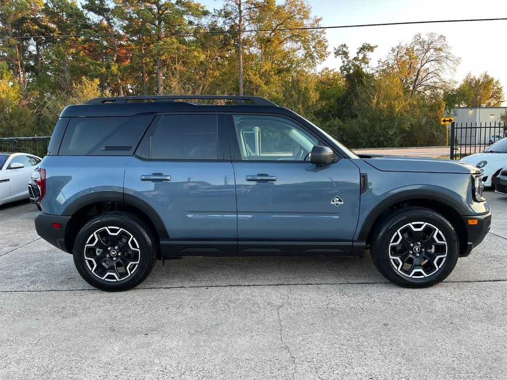 Ford Bronco Sport Vehicle Full-screen Gallery Image 05