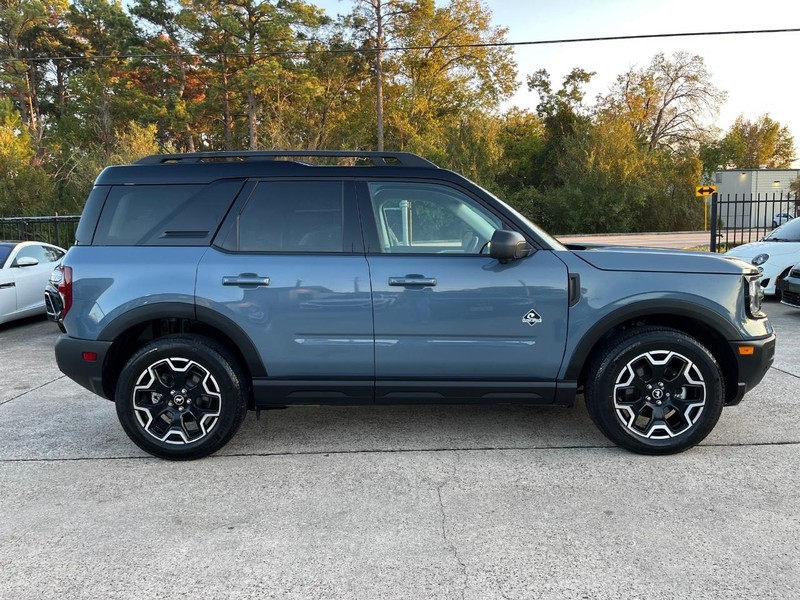 Ford Bronco Sport Vehicle Full-screen Gallery Image 05