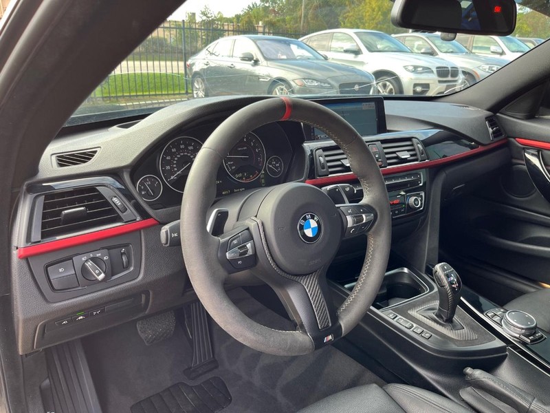 BMW 435i Vehicle Full-screen Gallery Image 10