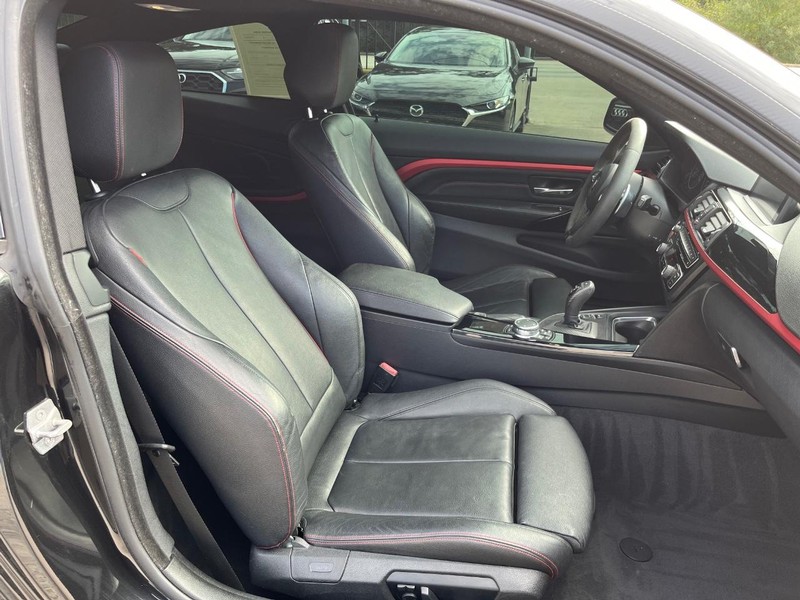 BMW 435i Vehicle Full-screen Gallery Image 14