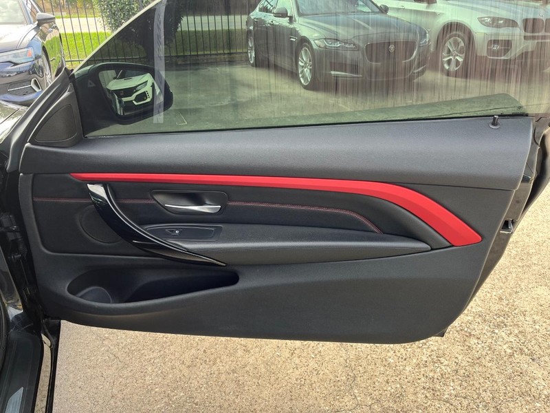 BMW 435i Vehicle Full-screen Gallery Image 15