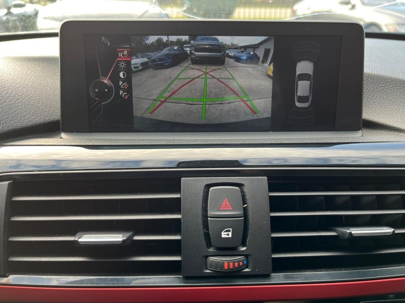 BMW 435i Vehicle Full-screen Gallery Image 20