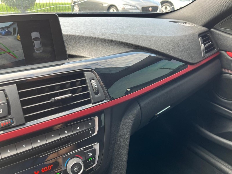 BMW 435i Vehicle Full-screen Gallery Image 24