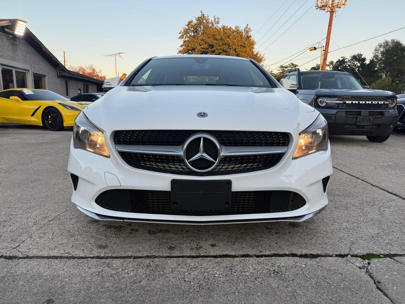 Mercedes-Benz CLA 250 Vehicle Full-screen Gallery Image 02