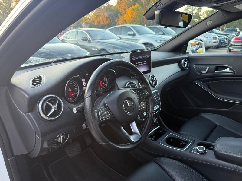 Mercedes-Benz CLA 250 Vehicle Full-screen Gallery Image 10