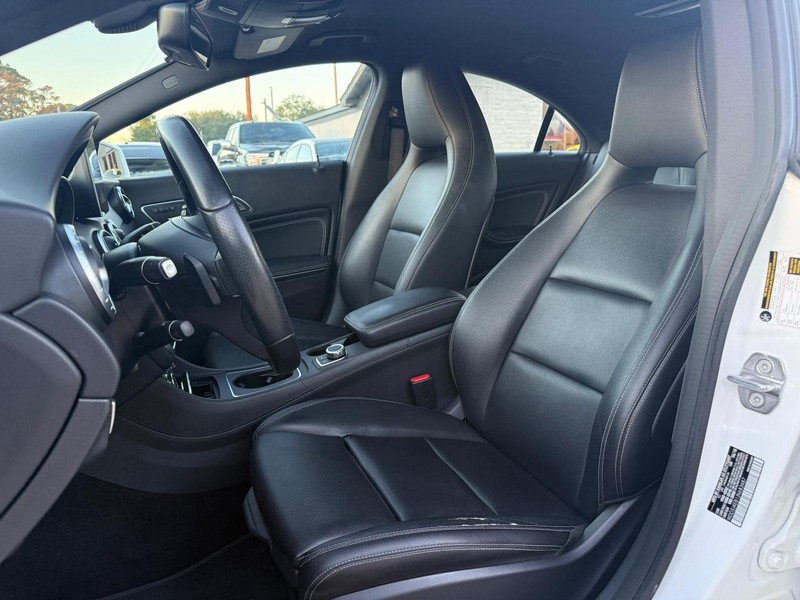 Mercedes-Benz CLA 250 Vehicle Full-screen Gallery Image 11