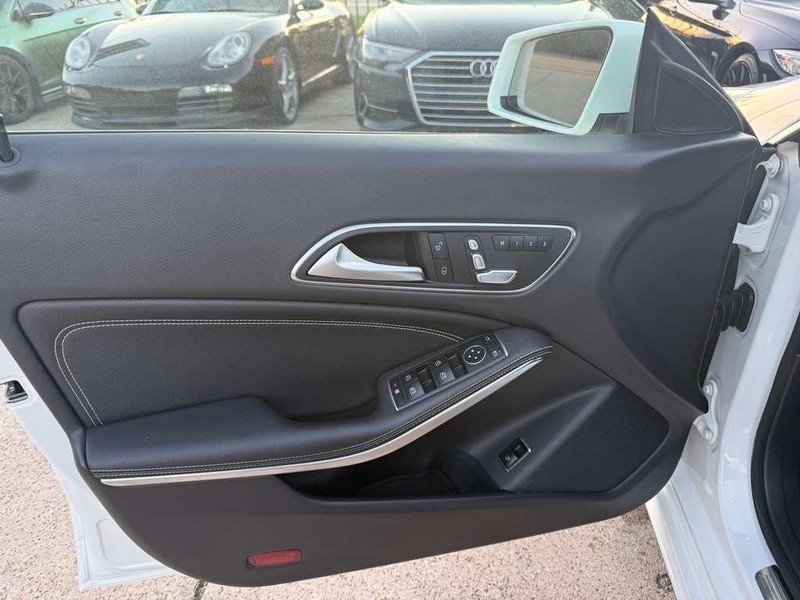 Mercedes-Benz CLA 250 Vehicle Full-screen Gallery Image 12