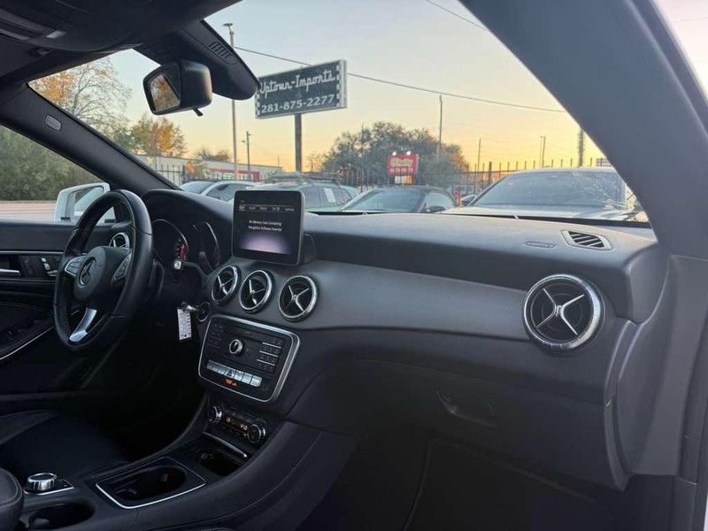 Mercedes-Benz CLA 250 Vehicle Full-screen Gallery Image 13